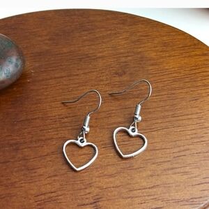 NWT Adorable Silver Hollow Heart Charm Danglinf Earrings!